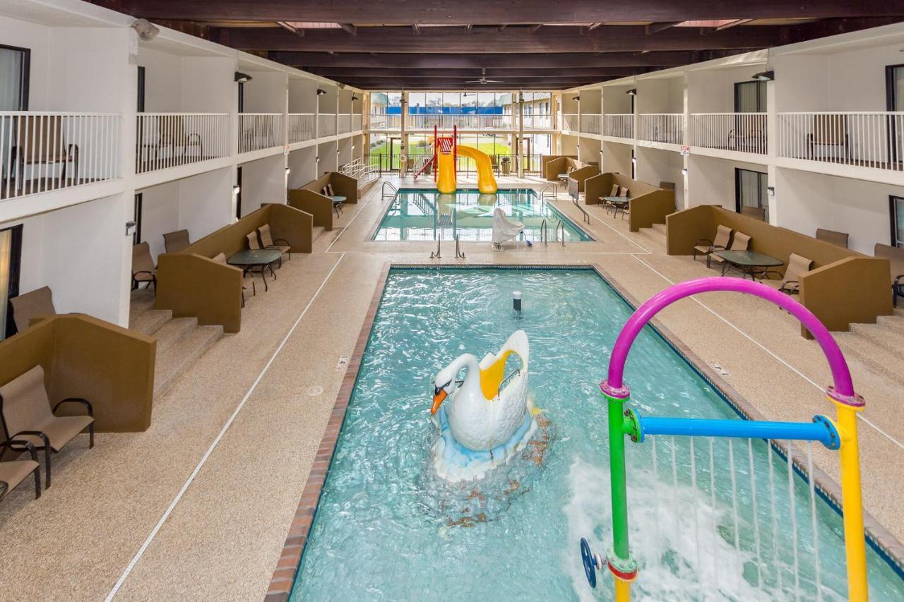 Ramada By Wyndham Plymouth Hotel & Conference Center Bagian luar foto